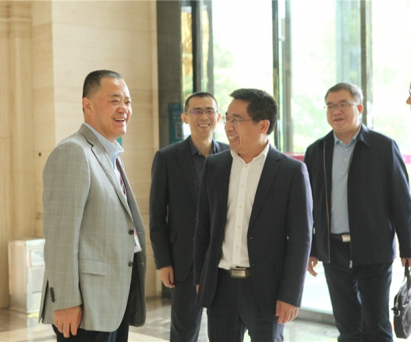 商务部国家茧丝绸协调办公室副司长陈平，河池市委常委、、副市长杜际鹏莅临调研指导