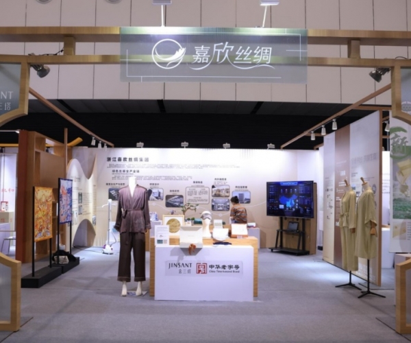 威廉希尔williamhill丝绸亮相首届浙江省历史经典工业展
